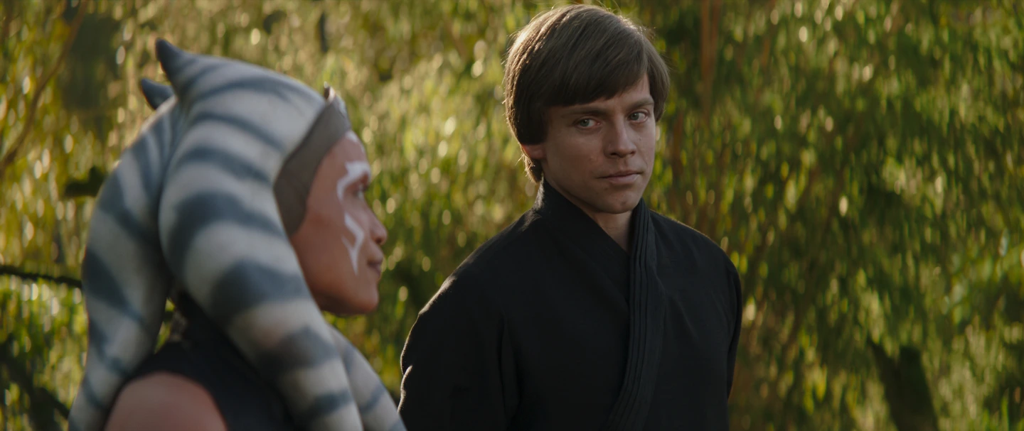 A still from Lucasfilmโs โThe Book of Boba Fett,โ featuring (from left) Rosario Dawson as Ahsoka and Mark Hamill